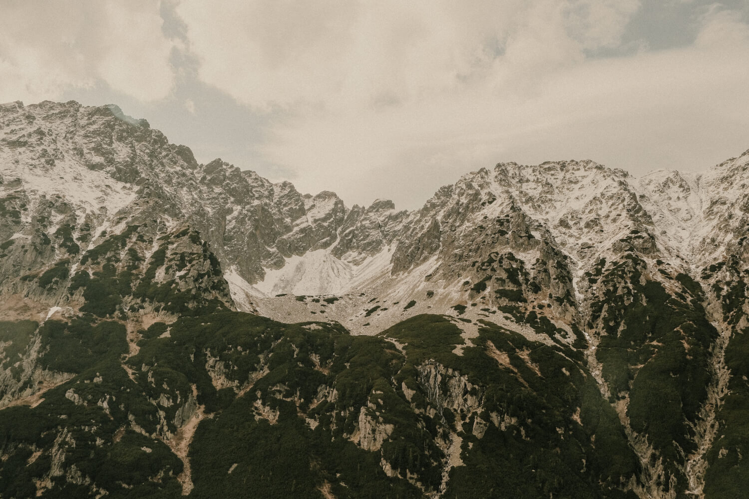 trekking-z-jogą-w-tatrach-joga-głosu-taterniczka-pl-granaty-dolinka-buczynowa-obóz-wędrówka-adventure-fotografia-widoki